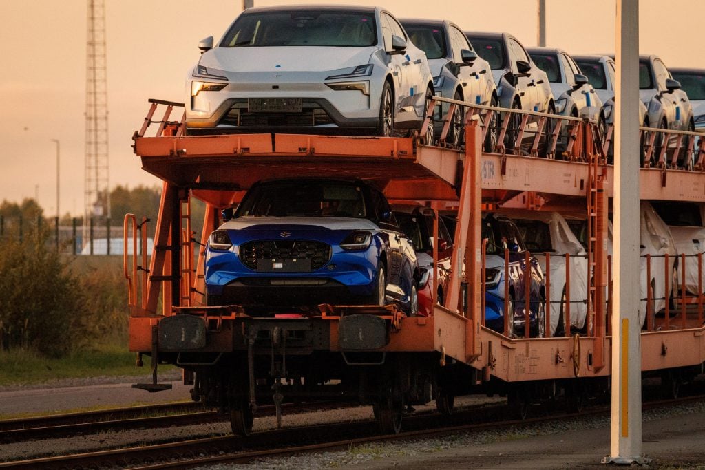 Argentina flexibiliza importación de autos y autopartes