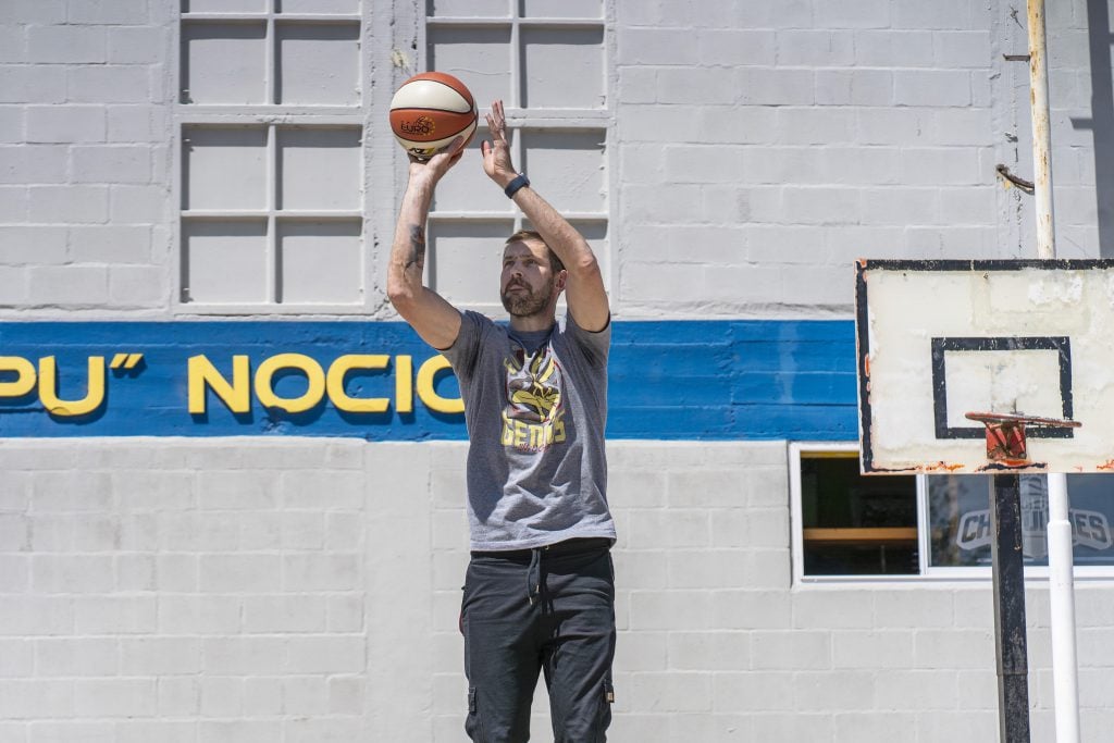  Nocioni, jugando en el playground como cuando era pibe.