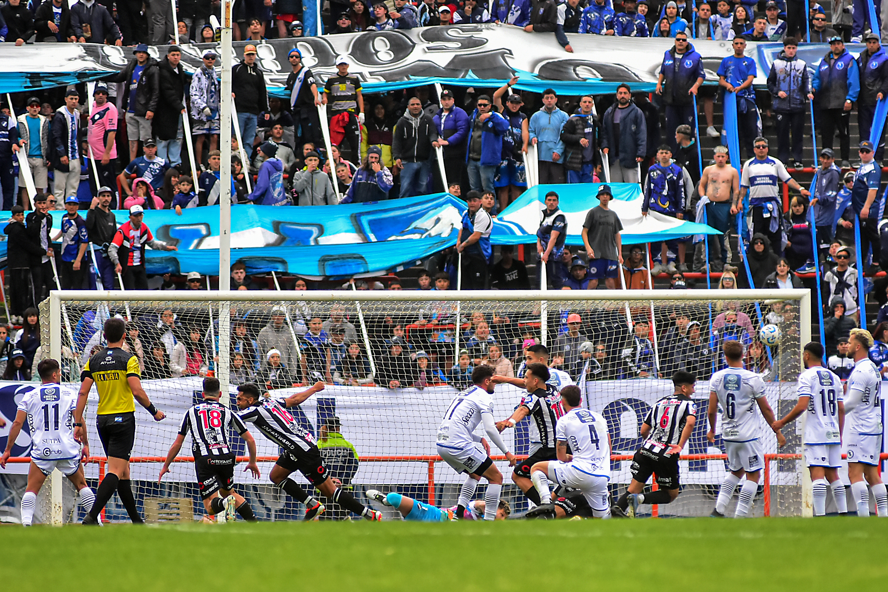 Lungarzo en el piso, la pelota en la red y Mayorga inicia el festejo de gol. Fue el golpe de nocaut de la visita. Fotos: Marcela Golfredi / LA CAPITAL