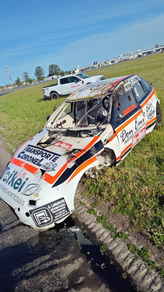 Foto: Gastón Elizondo. El VW Pointer de Darío Angelucci deja ver los daños sufridos tras volcar en la curva de la confitería.