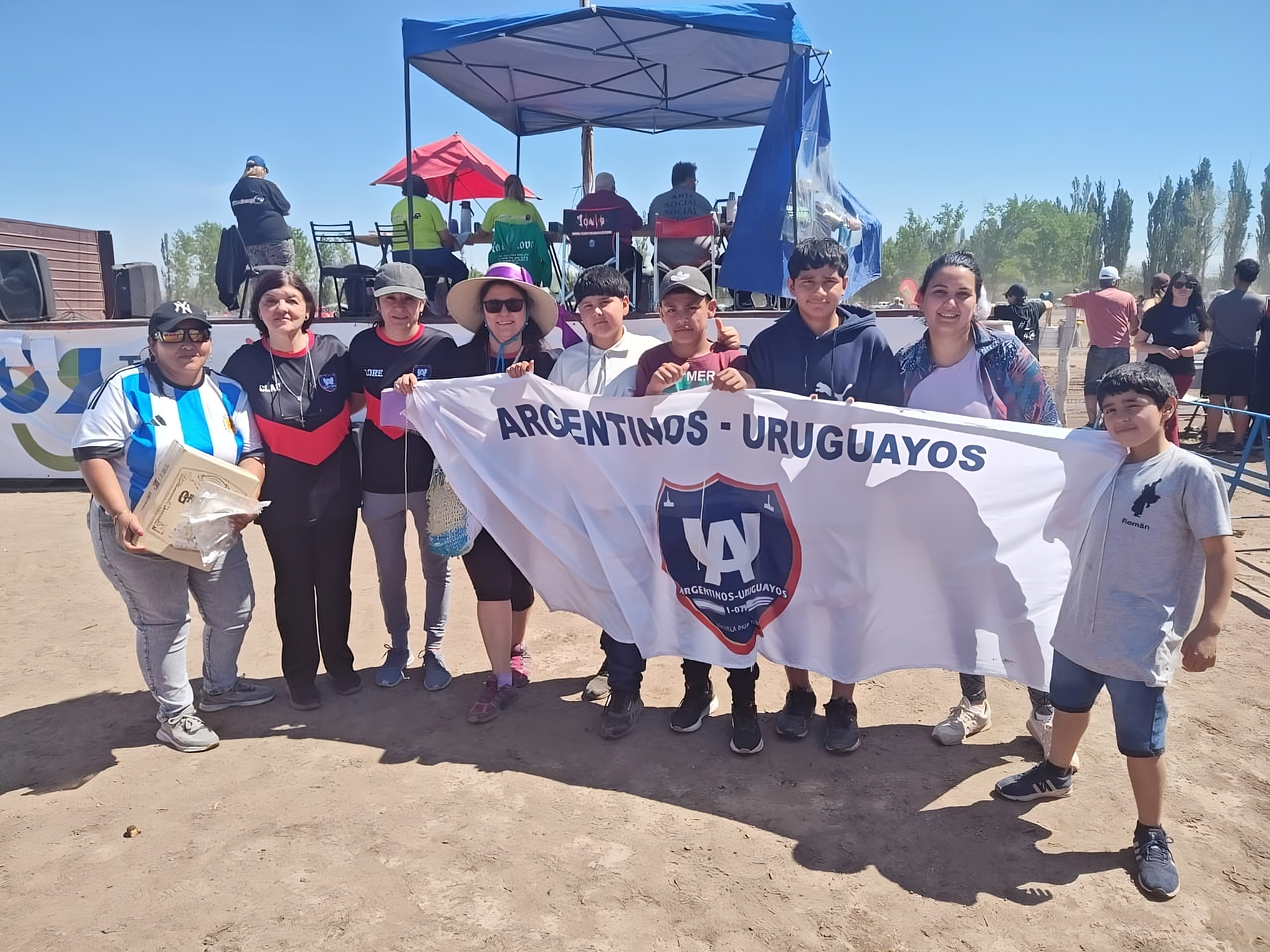 Alumnos y alumnas de la escuela "Argentinos Uruguayos".