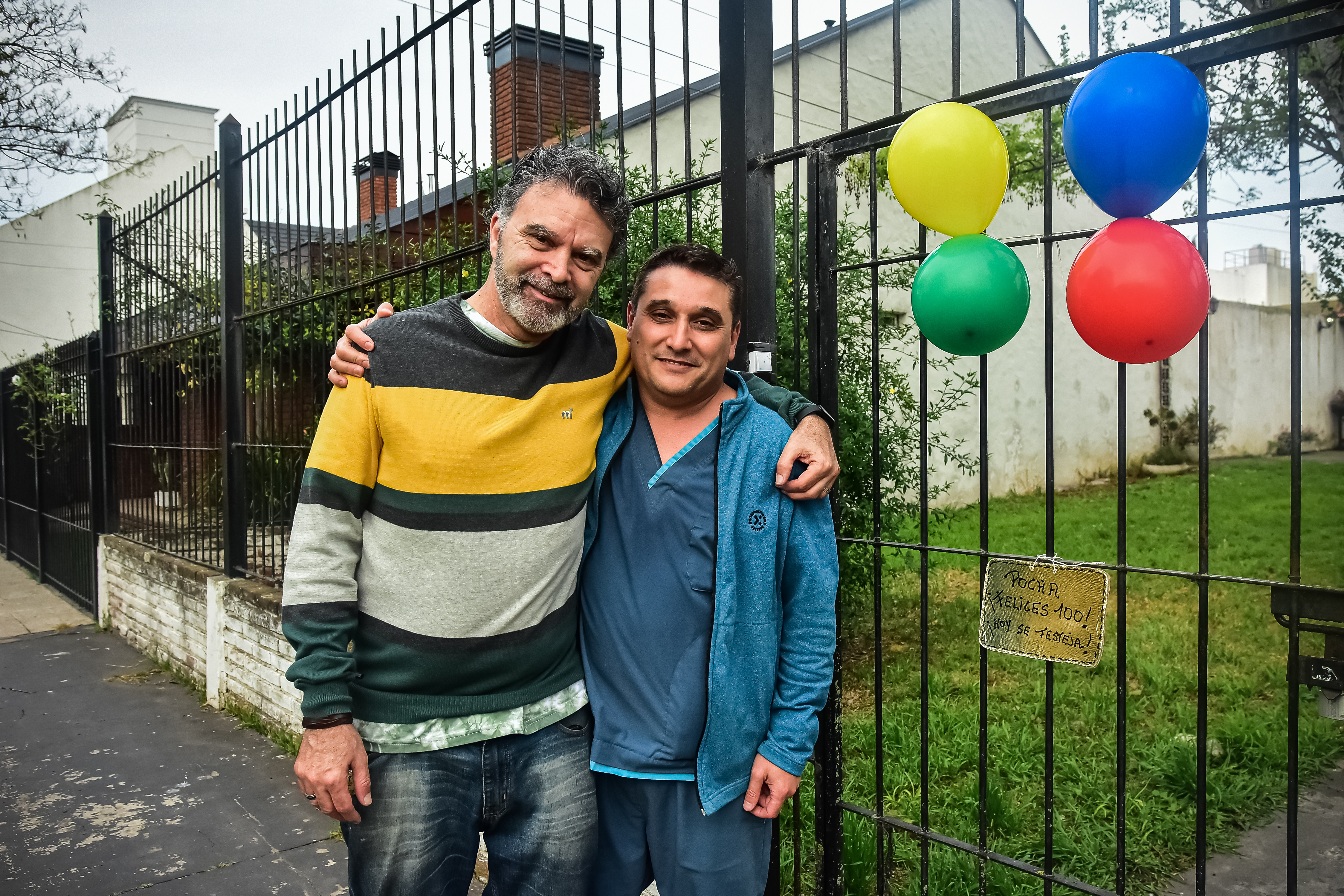 Carlos junto al doctor Matías Di Leto quien se acercó a saludar a la cumpleañera.