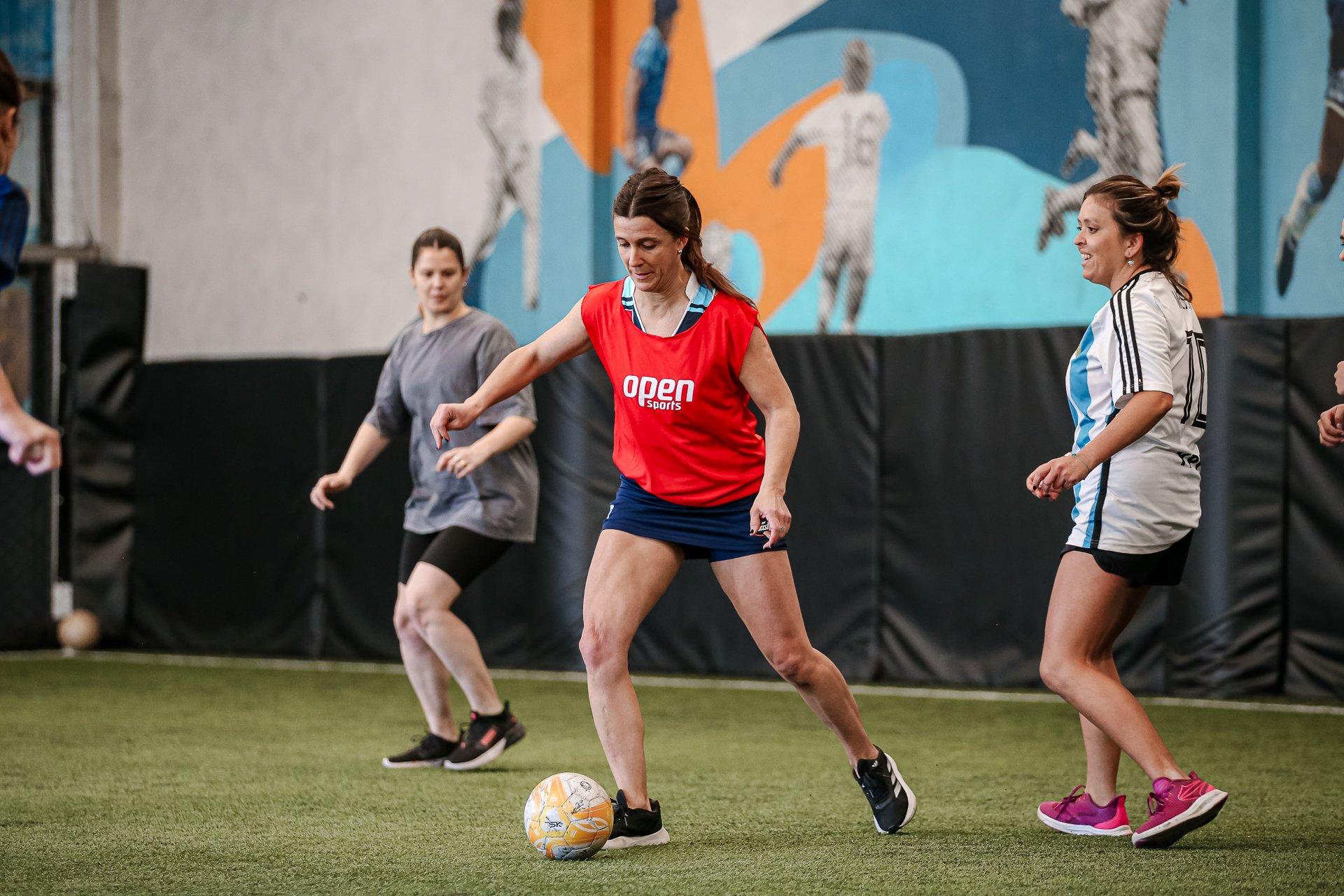 La ex Leona Inés Arrondo se prendió en el partido de las chicas.