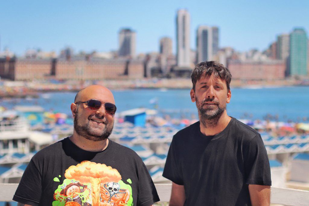 Matías Moscardi y Andrés Gallina han escrito juntos 'Diccionario de separación' y 'Guía maravillosa de la Costa Atlántica'. / Foto: Constanza Peralta.