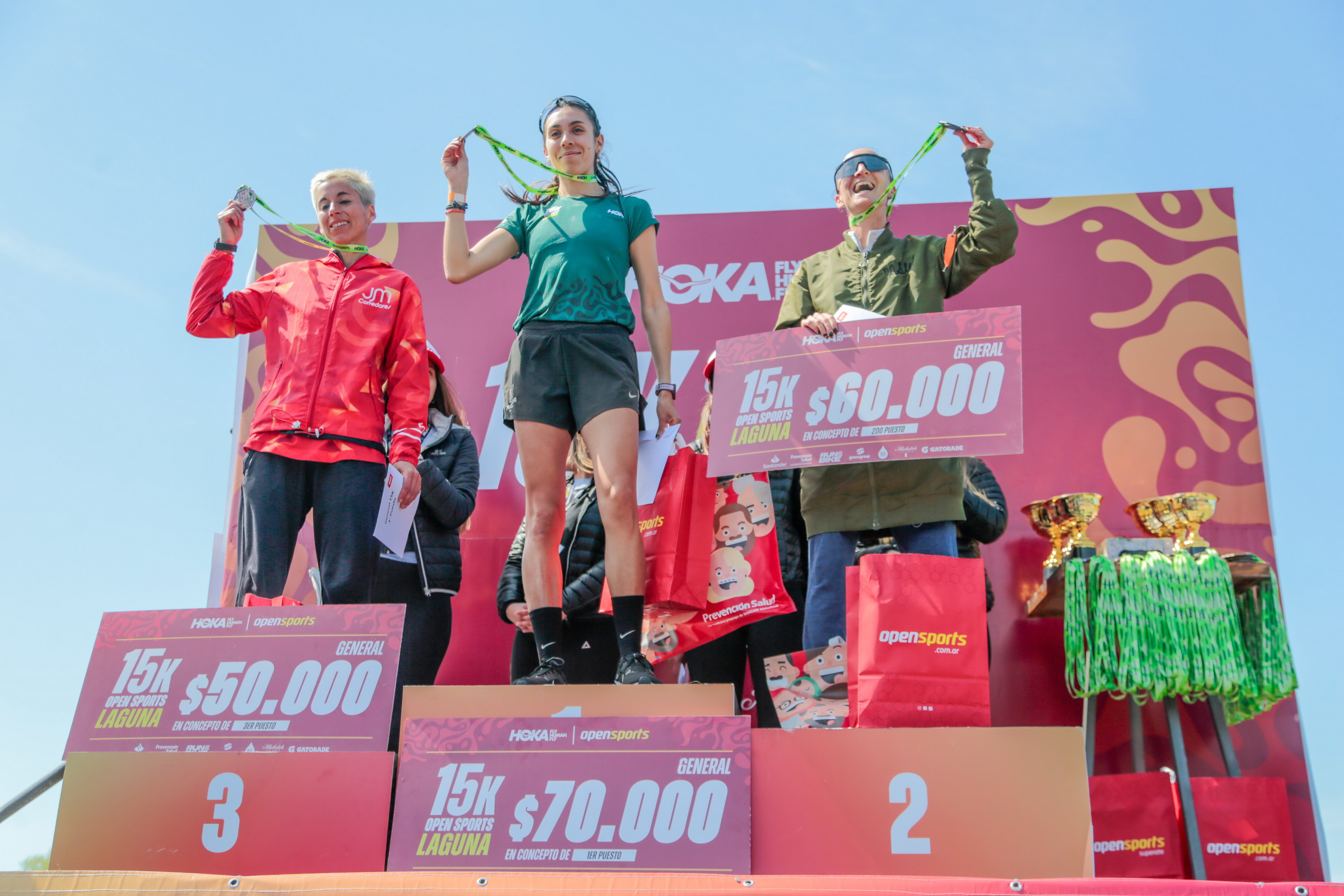 Micaela Levaggi en los más alto del podio femenina, escoltada por Mariana Borelli y Karen Cejas.