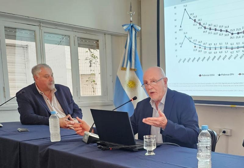 El sociólogo Agustín Salvia, junto al rector de la UNMdP, Alfredo Lazzeretti.