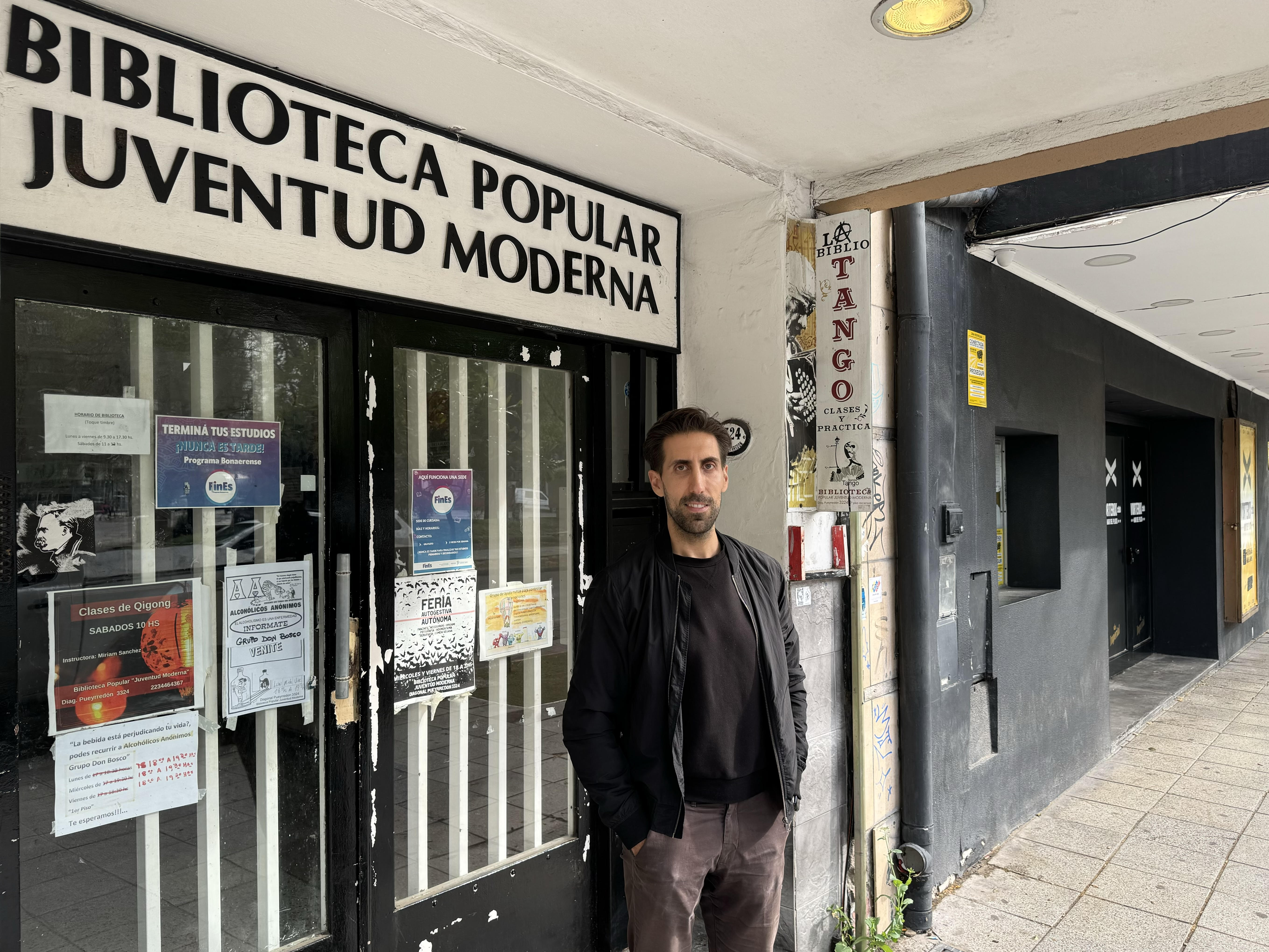 Siempre que está en Mar del Plata, Sebastián Motter participa de la milonga de "La Biblio" que se realiza cada domingo a la noche.