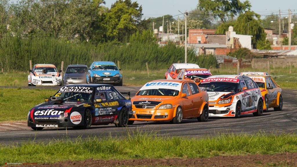 Foto: Germán Díaz. Francisco Tamagno y su Ford Escort adelante de todos en el TC 2000.