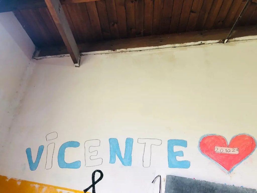 Pintada en el aula de la escuela a la que iba Vicente Gutiérrez.