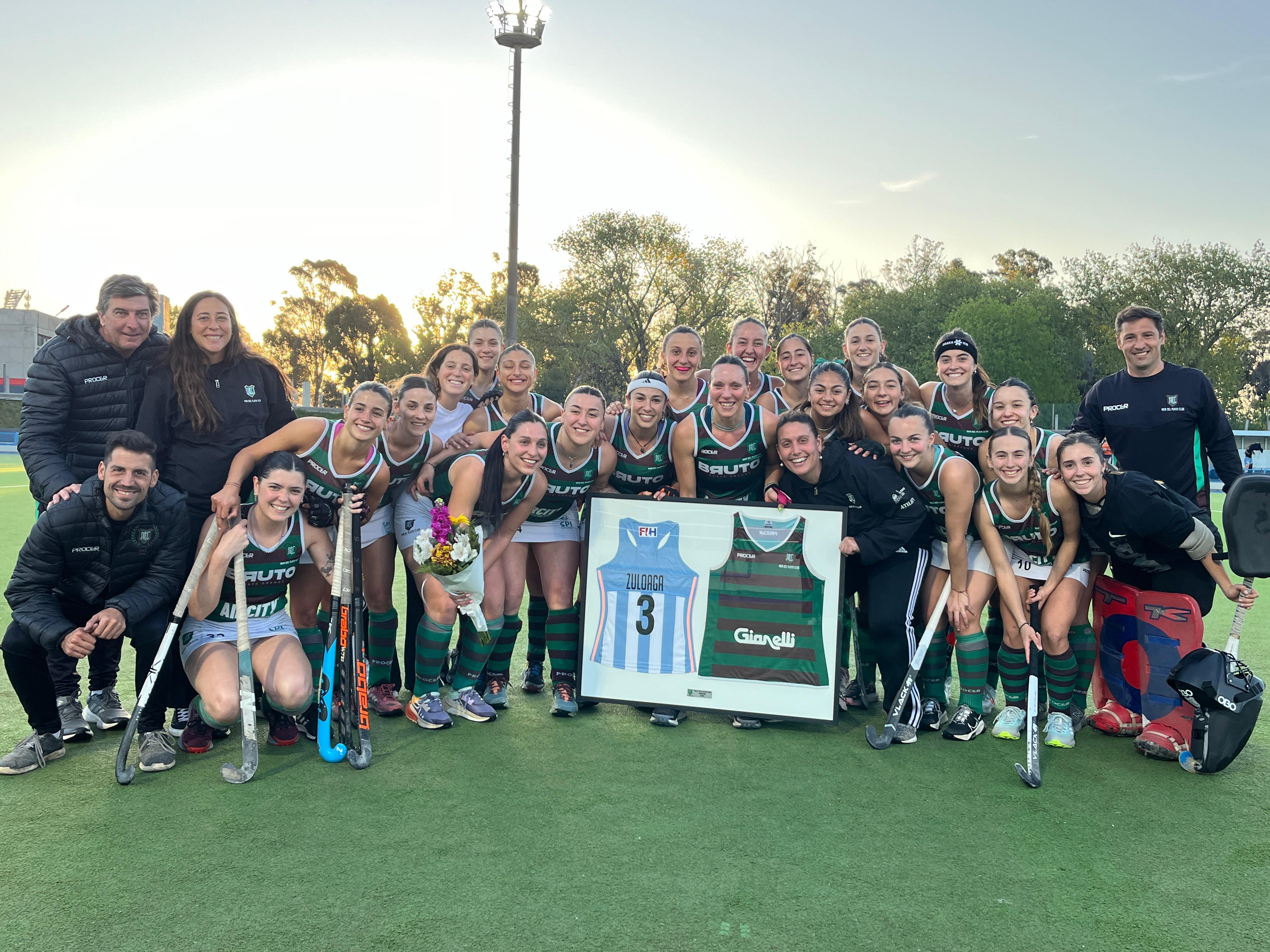 Foto: Prensa Mar del Plata Club
Victoria Zuloaga, el cuadro con las camisetas de Las Leonas y de Mar del Plata Club, junto a sus compañeras y cuerpo técnico.