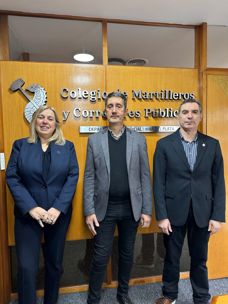 Verónica Berasueta, Guillermo Rossi y Marcelo Crotto, del Colegio de Martilleros y Corredores Públicos de Mar del Plata. 