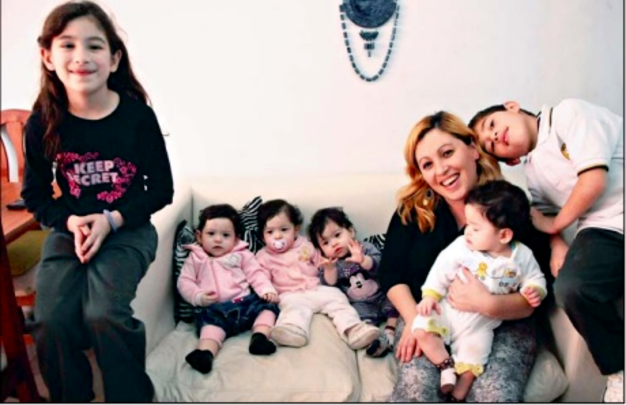 Celeste, junto a sus hijos en el 2012, cuando las cuatrillizas cumplieron su primer año.