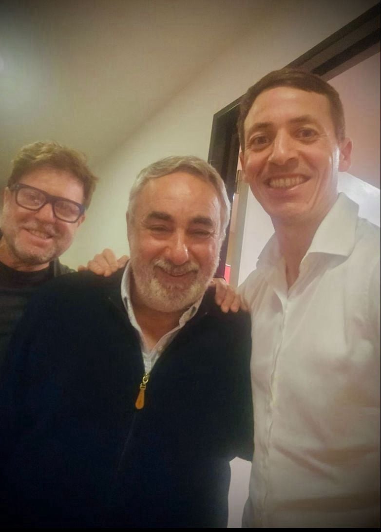 Miguel Fernández festeja con los marplatenses Diego Garciarena y Ariel Bordaisco.