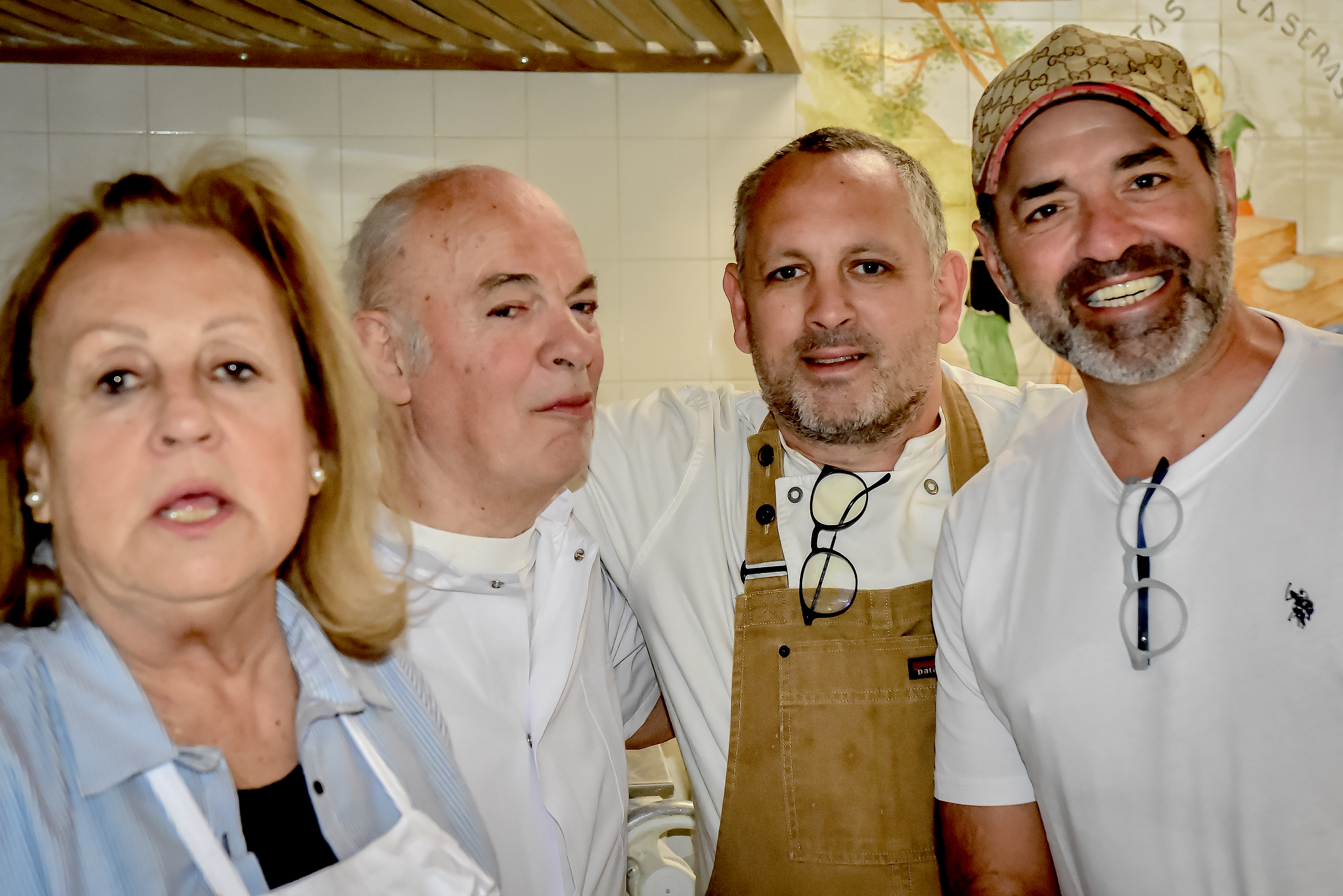 Abel y Martha Viva, junto a su hijo Hernán y el conductor Mariano Iúdica, dentro de la fábrica.