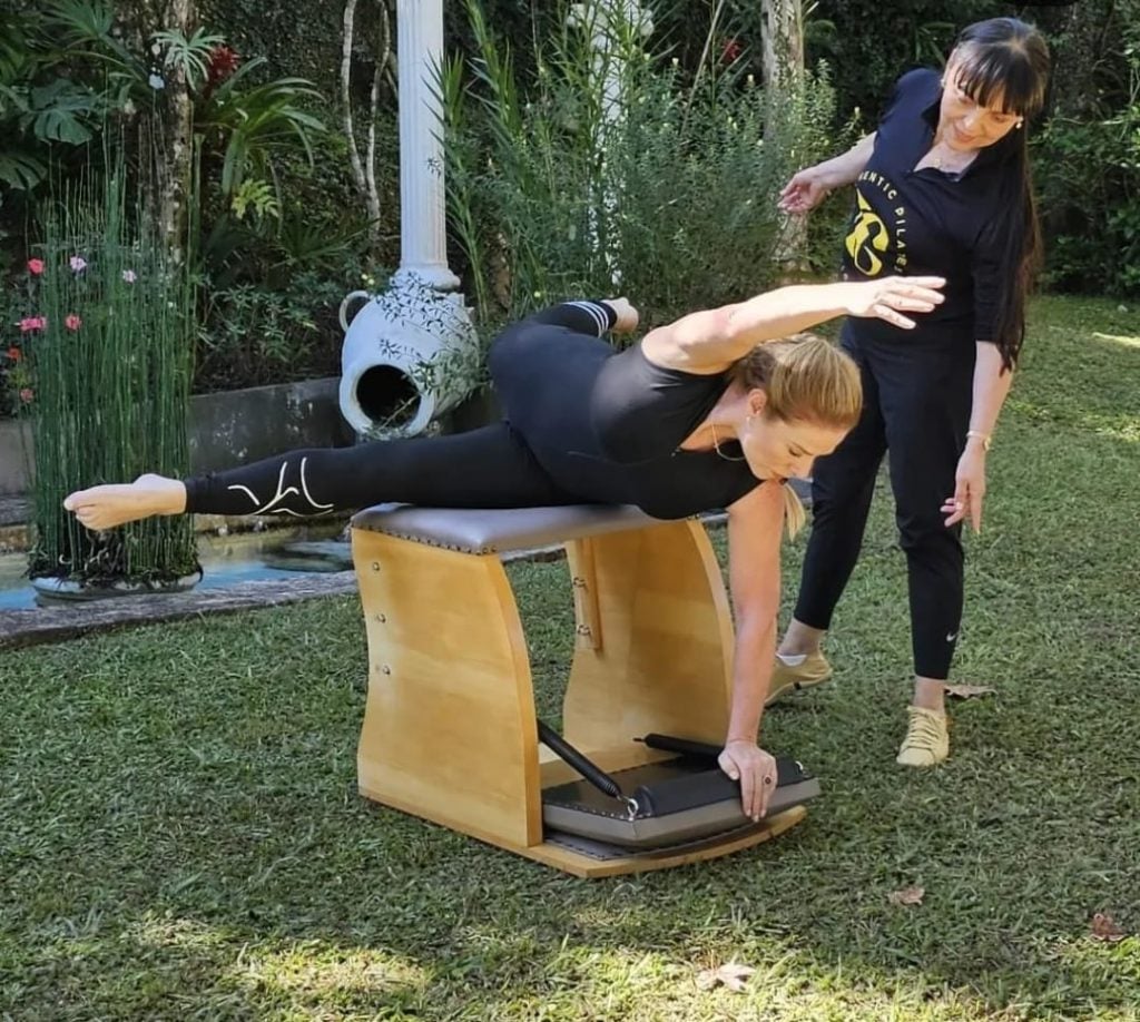 Sandra Martínez junto a su maestra Inelia García.