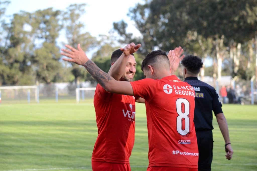 El saludo entre Baigorria -autor del gol- y Lucero. Foto: Prensa Independiente.