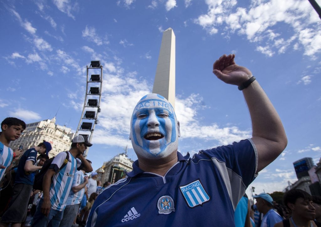 NOTICIAS ARGENTINAS BAIRES, NOVIEMBRE 24:Racing llego esta tarde al país, luego de la obtención de la Copa Sudamericana tras vencer 3- 1 a Cruzeiro en Paraguay, y el plantel argentino celebro el título con los hinchas en el Obelisco.FOTO NA: DAMIAN DOPACIO