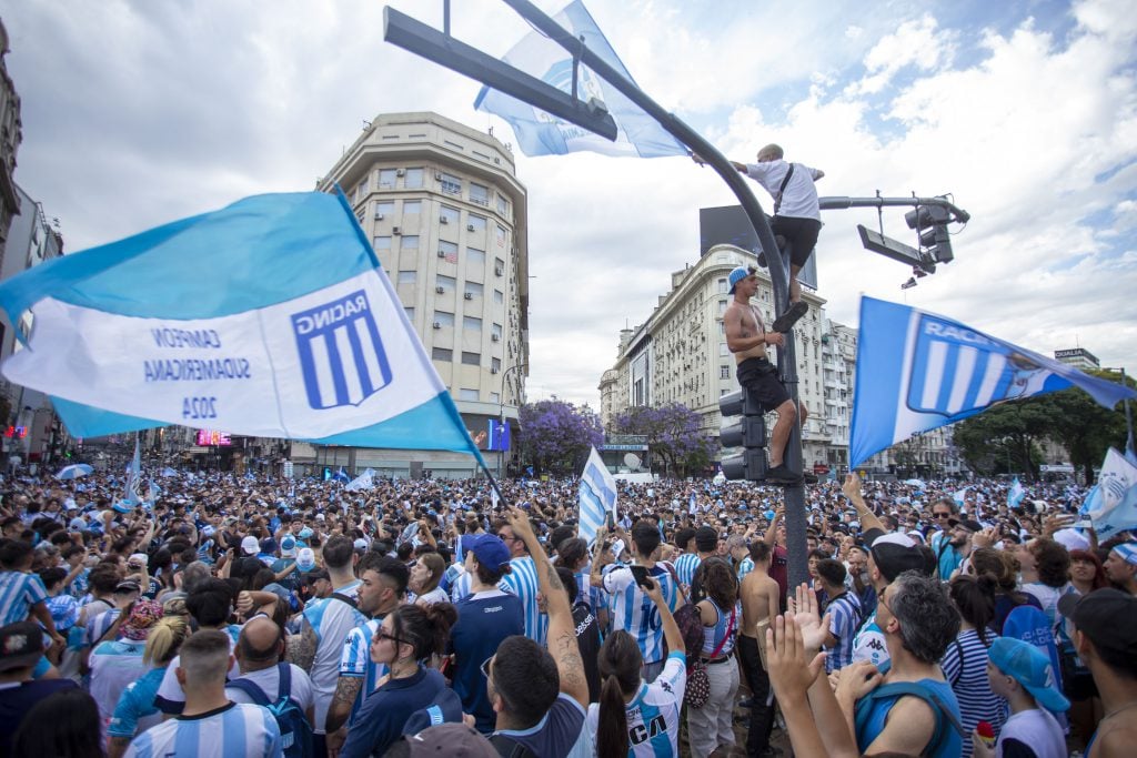 NOTICIAS ARGENTINAS BAIRES, NOVIEMBRE 24:Racing llego esta tarde al país, luego de la obtención de la Copa Sudamericana tras vencer 3- 1 a Cruzeiro en Paraguay, y el plantel argentino celebro el título con los hinchas en el Obelisco.FOTO NA: DAMIAN DOPACIO