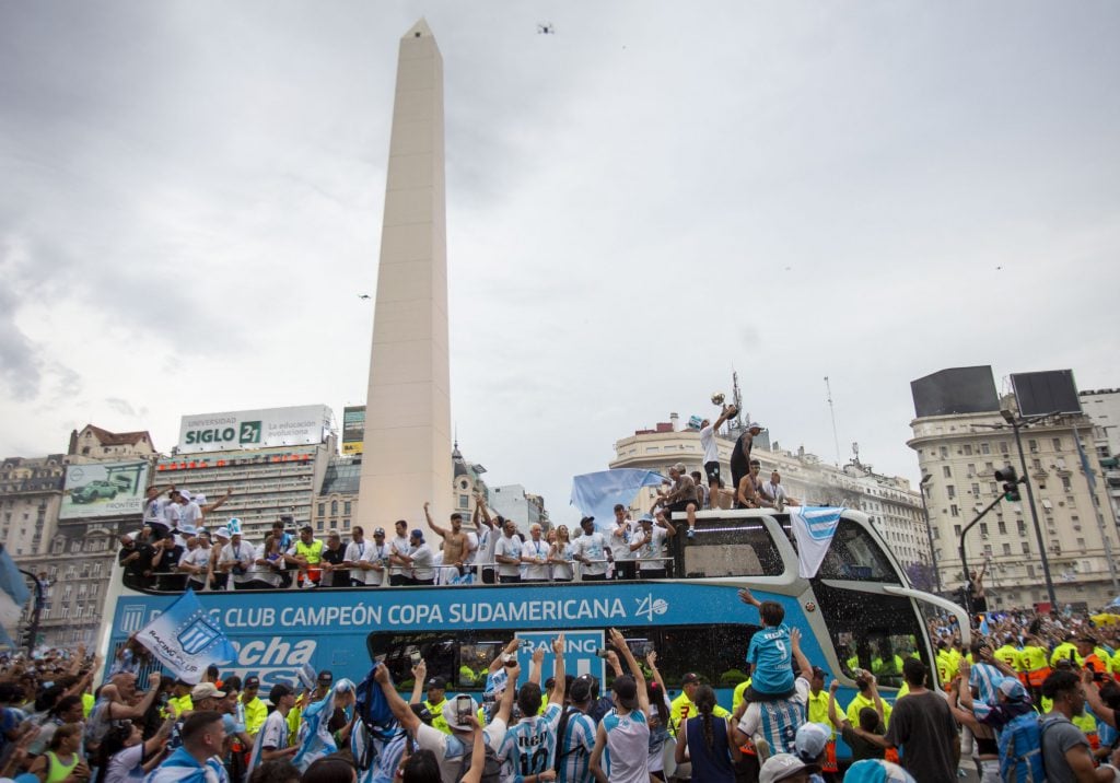 NOTICIAS ARGENTINAS BAIRES, NOVIEMBRE 24:Racing llego esta tarde al país, luego de la obtención de la Copa Sudamericana tras vencer 3- 1 a Cruzeiro en Paraguay, y el plantel argentino celebro el título con los hinchas en el Obelisco.FOTO NA: DAMIAN DOPACIO