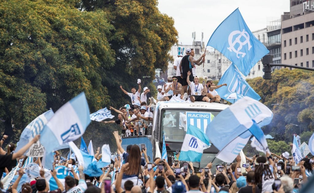 NOTICIAS ARGENTINAS BAIRES, NOVIEMBRE 24:Racing llego esta tarde al país, luego de la obtención de la Copa Sudamericana tras vencer 3- 1 a Cruzeiro en Paraguay, y el plantel argentino celebro el título con los hinchas en el Obelisco.FOTO NA: DAMIAN DOPACIO