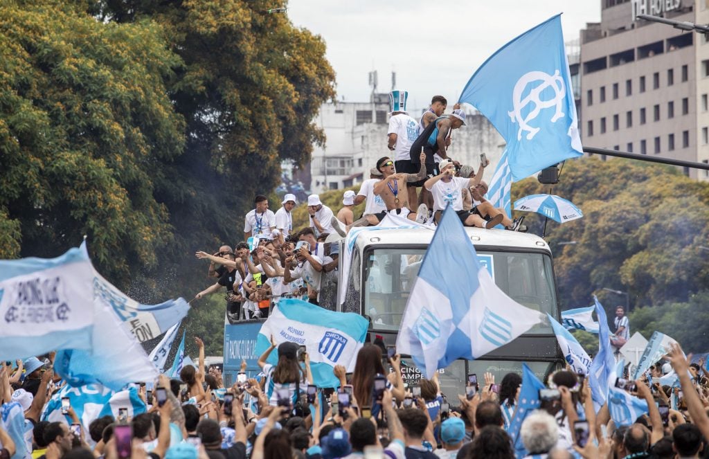 NOTICIAS ARGENTINAS BAIRES, NOVIEMBRE 24:Racing llego esta tarde al país, luego de la obtención de la Copa Sudamericana tras vencer 3- 1 a Cruzeiro en Paraguay, y el plantel argentino celebro el título con los hinchas en el Obelisco.FOTO NA: DAMIAN DOPACIO