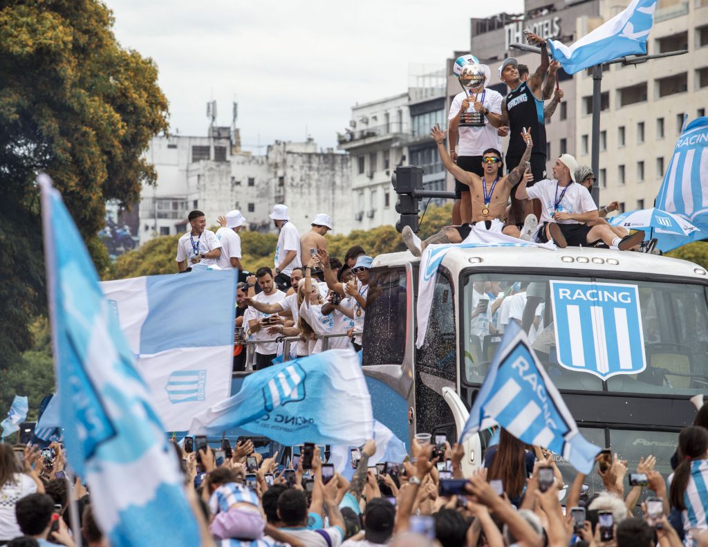 NOTICIAS ARGENTINAS BAIRES, NOVIEMBRE 24:Racing llego esta tarde al país, luego de la obtención de la Copa Sudamericana tras vencer 3- 1 a Cruzeiro en Paraguay, y el plantel argentino celebro el título con los hinchas en el Obelisco.FOTO NA: DAMIAN DOPACIO