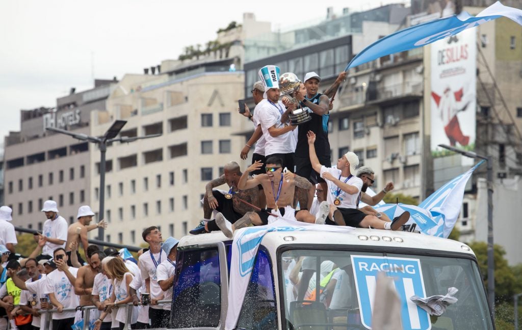 NOTICIAS ARGENTINAS BAIRES, NOVIEMBRE 24:Racing llego esta tarde al país, luego de la obtención de la Copa Sudamericana tras vencer 3- 1 a Cruzeiro en Paraguay, y el plantel argentino celebro el título con los hinchas en el Obelisco.FOTO NA: DAMIAN DOPACIO