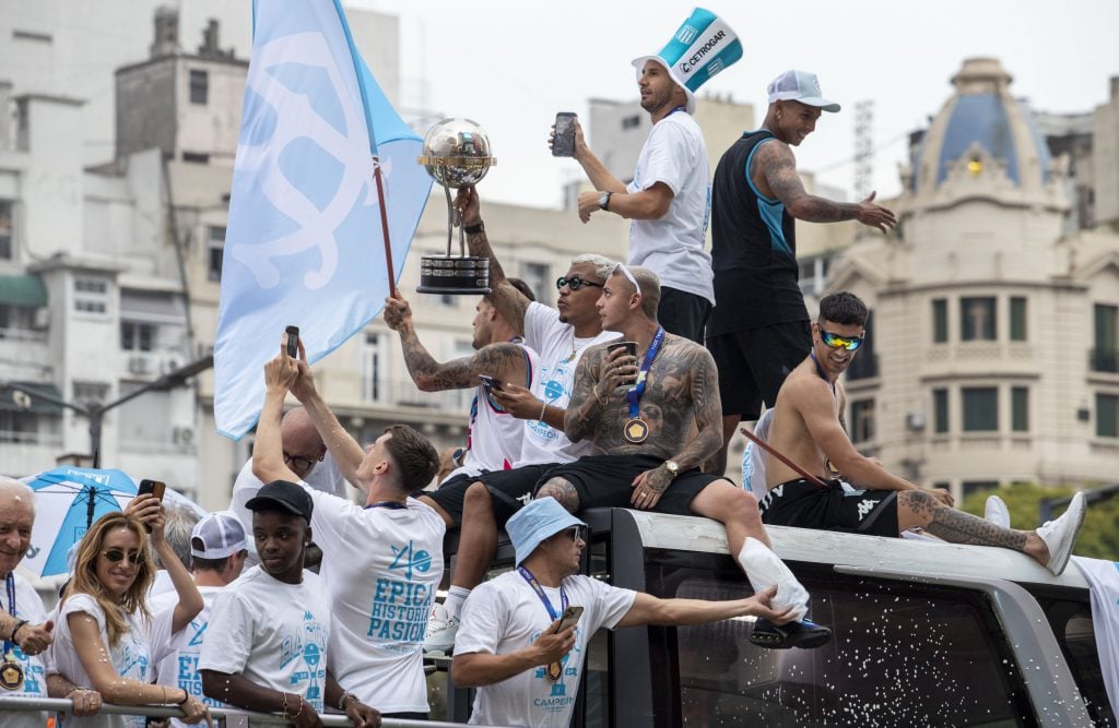 NOTICIAS ARGENTINAS BAIRES, NOVIEMBRE 24:Racing llego esta tarde al país, luego de la obtención de la Copa Sudamericana tras vencer 3- 1 a Cruzeiro en Paraguay, y el plantel argentino celebro el título con los hinchas en el Obelisco.FOTO NA: DAMIAN DOPACIO