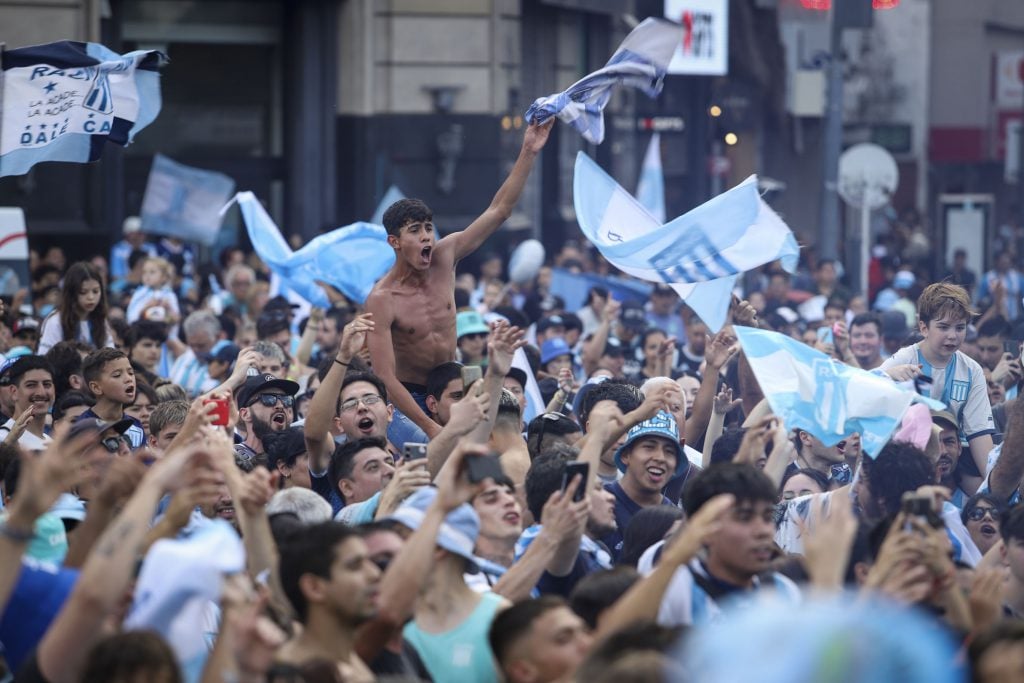 NOTICIAS ARGENTINAS BAIRES, NOVIEMBRE 24:Racing llego esta tarde al país, luego de la obtención de la Copa Sudamericana tras vencer 3- 1 a Cruzeiro en Paraguay, y el plantel argentino celebro el título con los hinchas en el Obelisco.FOTO NA: DAMIAN DOPACIO