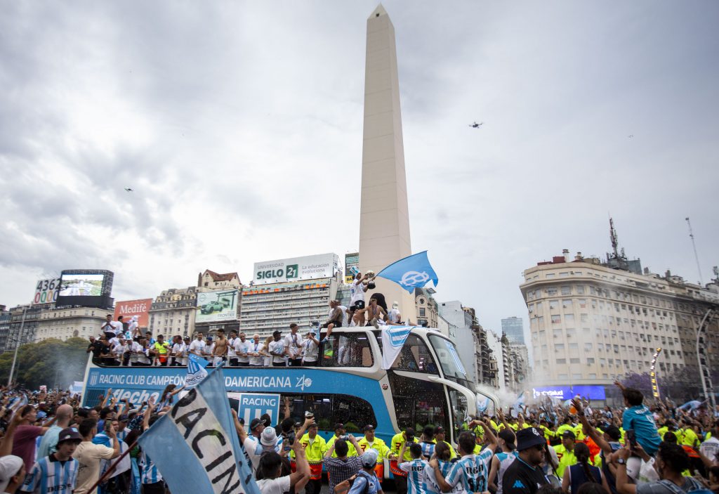 NOTICIAS ARGENTINAS BAIRES, NOVIEMBRE 24:Racing llego esta tarde al país, luego de la obtención de la Copa Sudamericana tras vencer 3- 1 a Cruzeiro en Paraguay, y el plantel argentino celebro el título con los hinchas en el Obelisco.FOTO NA: DAMIAN DOPACIO