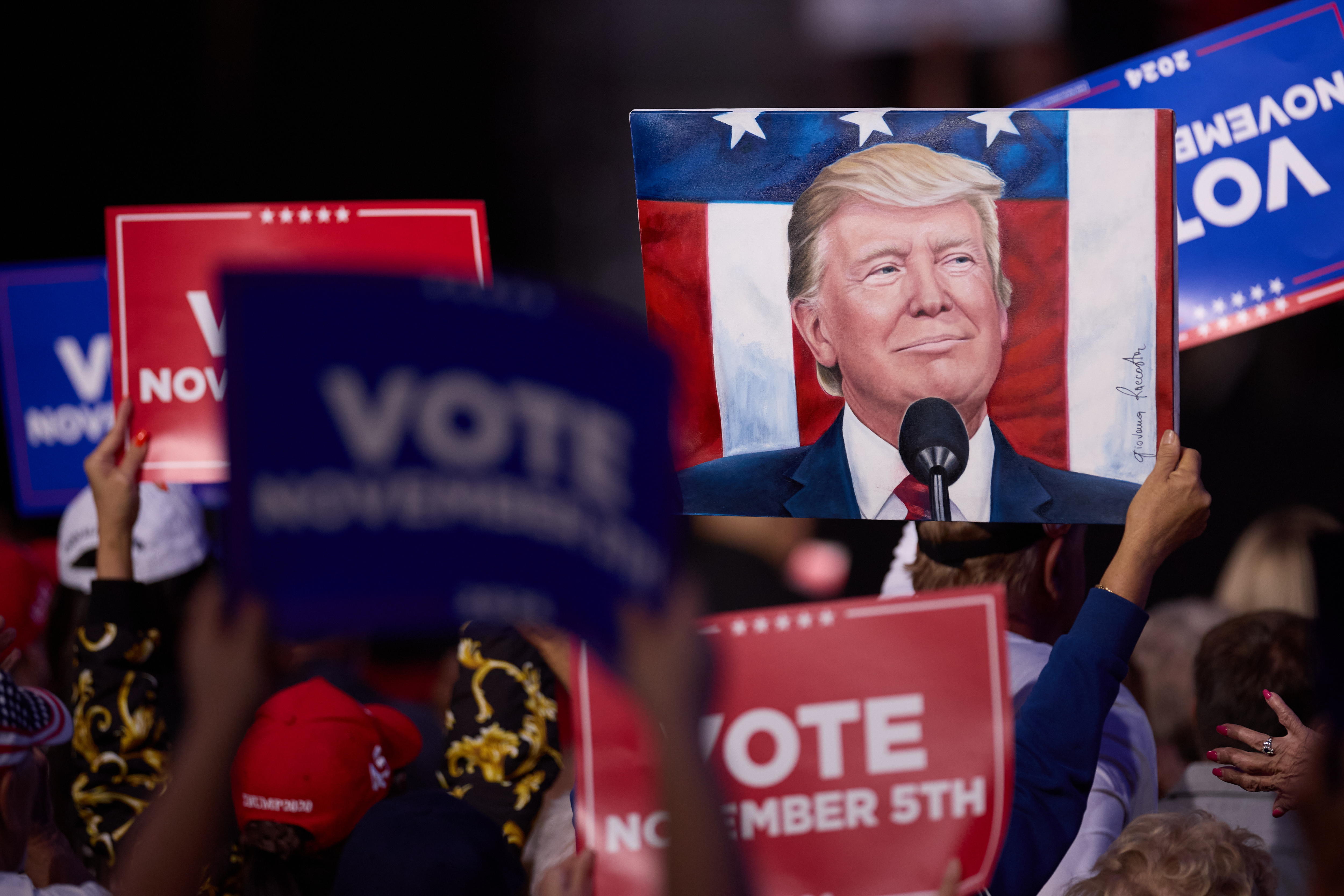 La gente anima con carteles de "Vota" antes durante un acto de campaña de Donald Trump en Henderson, Nevada. Foto: EFE | EPA | Allison Dinner.