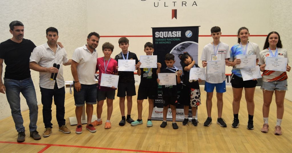 Los campeones del año recibieron sus diplomas certificados por la Asociación Argentina.