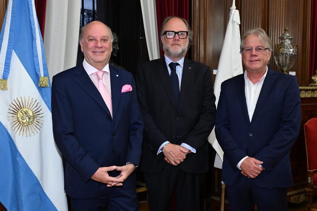 Martín Cabrales junto a sus hermanos Germán y Marcos.