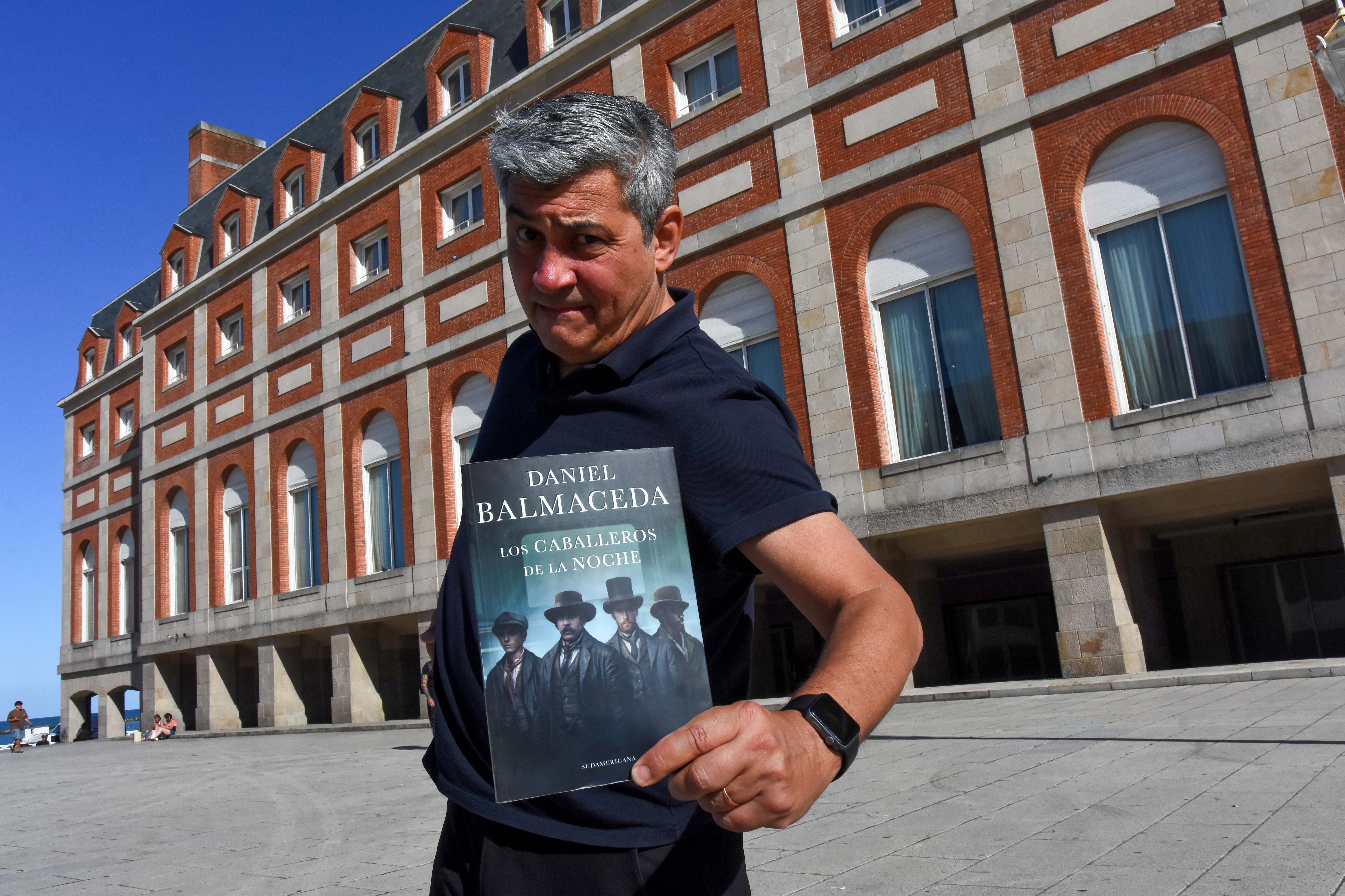 El historiador posa con su libro delante de la estatua de un lobo marino. / Fotos: Mauricio Arduin. 