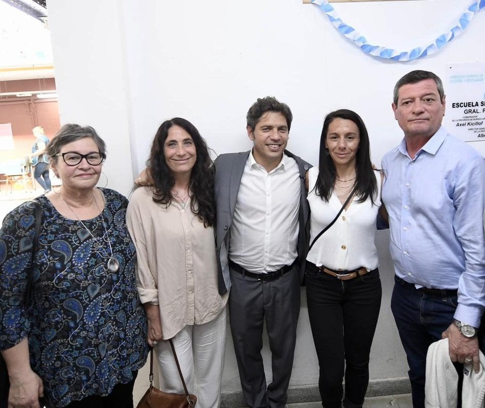 Las concejales de Unión por la Patria Verónica Lagos y Valeria Crespo, la de Acción Marplatense Eva Ayala y Miguel Guglielmotti, también de UxP, junto al gobernador Axel Kicillof en la inauguración de la puesta en valor de la secundaria 38. 