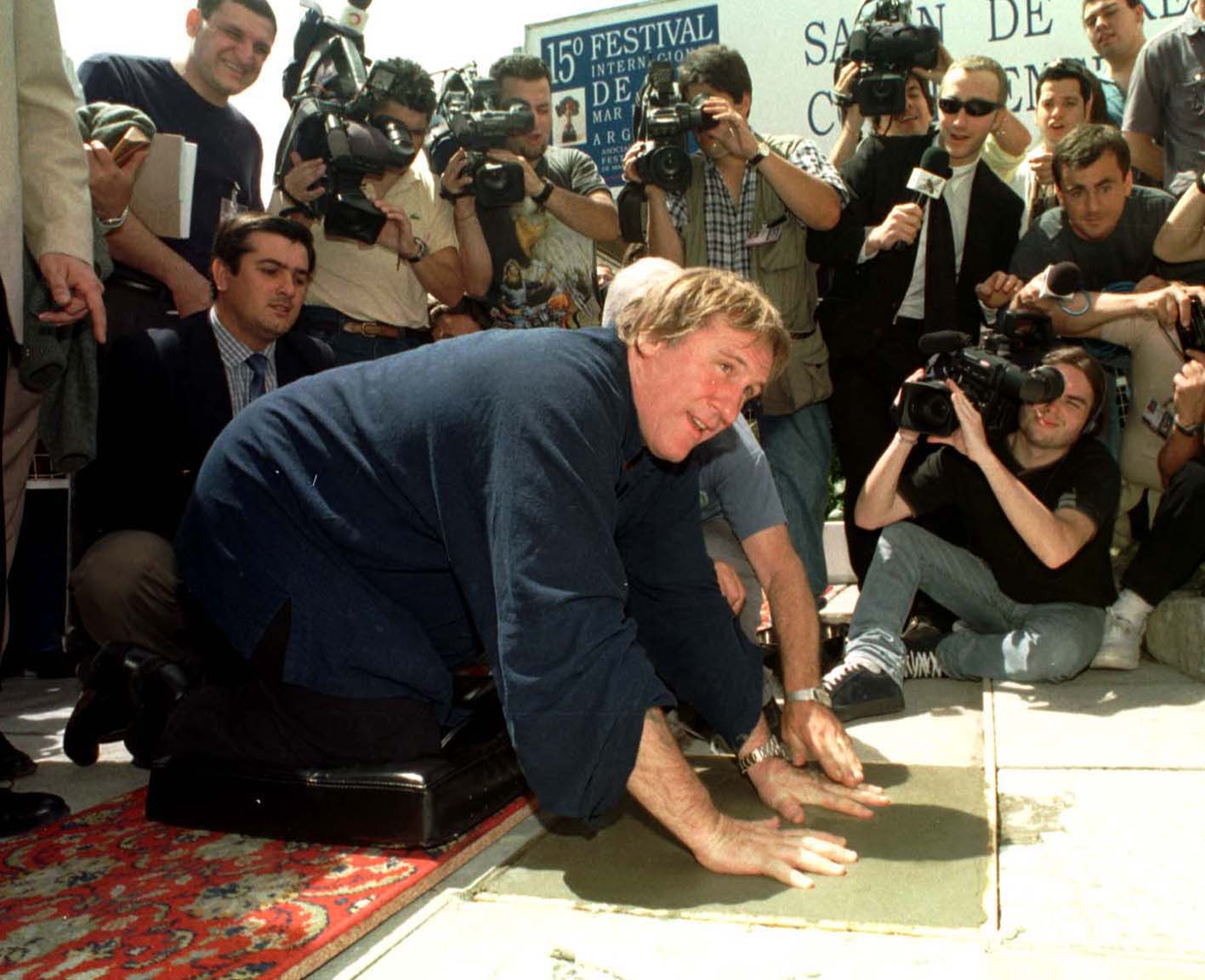 DYN05 ' MAR DEL PLATA-19-11-1999 GERARD DEPARDIEU PUSO SUS MANOS EN LA VEREDA DE LAS  ESTRELLAS. FOTO:  AG MAR DEL PLATA