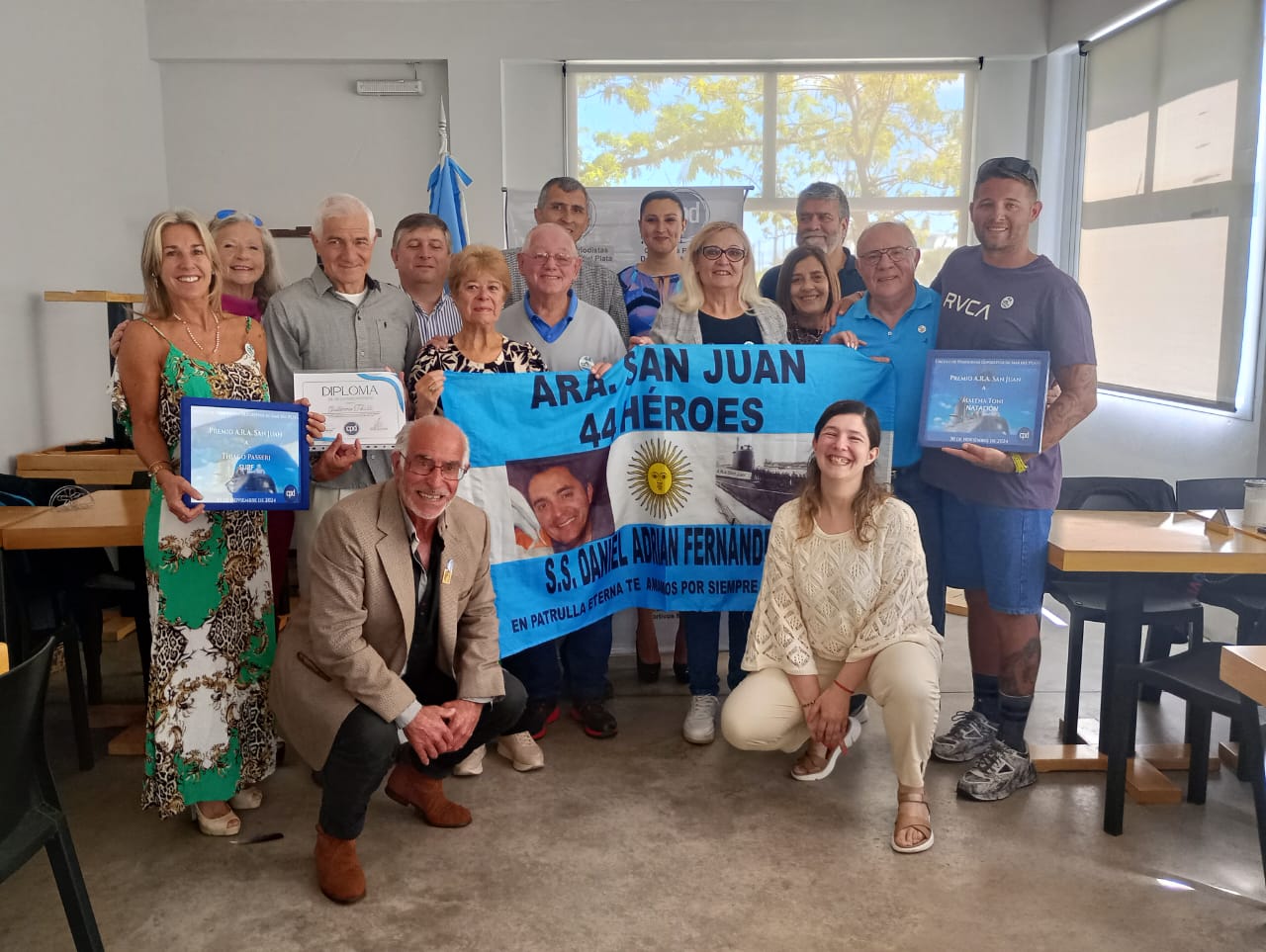 Representantes y familiares de los premiados, invitados y autoridades del CPD, en la ceremonia realizada en Once Unidos.