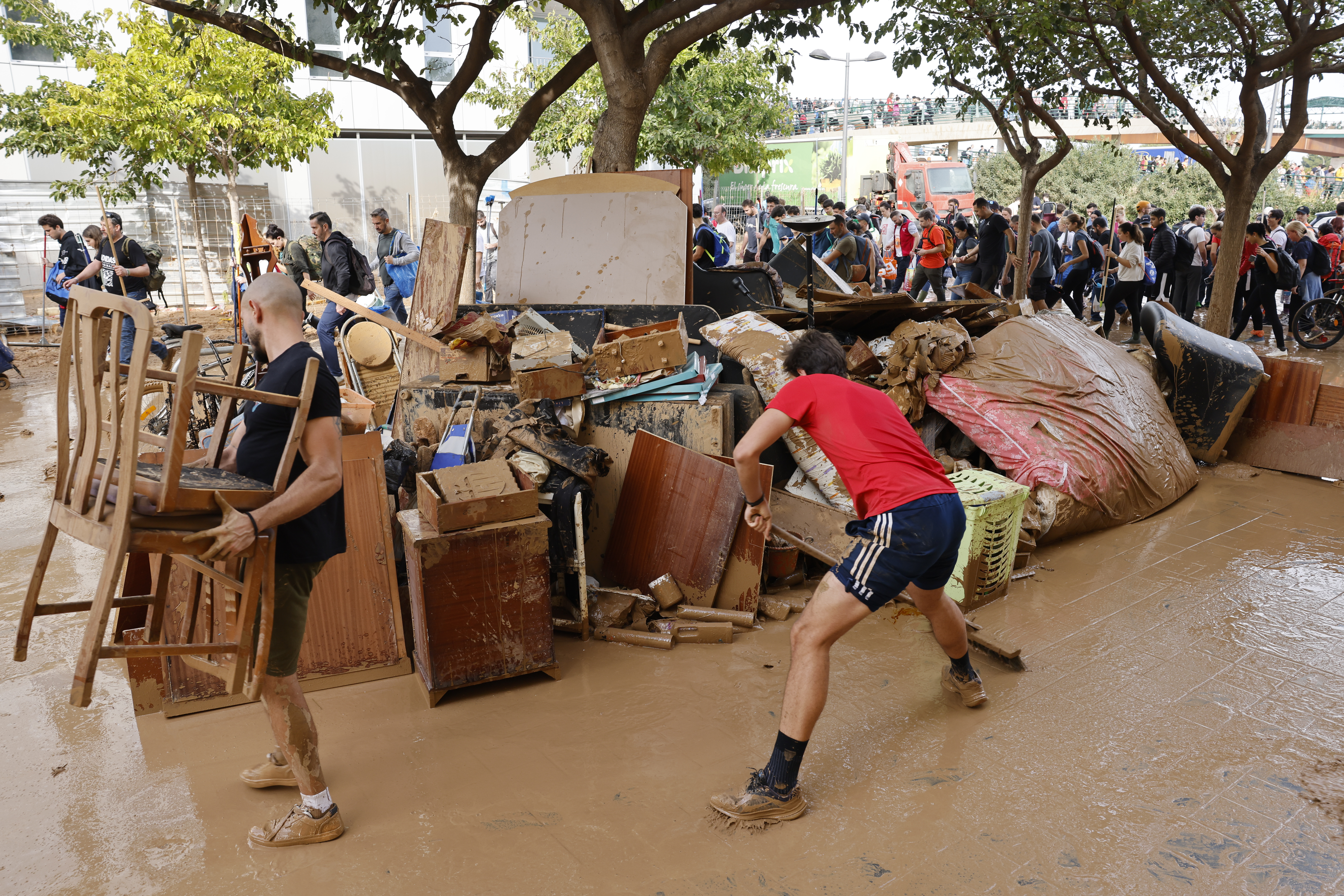 Cientos de personas llegaron a La Torre mientras los vecinos de la localidad sacan el mobiliario destrozado de sus casas. Foto: EFE | Ana Escobar.