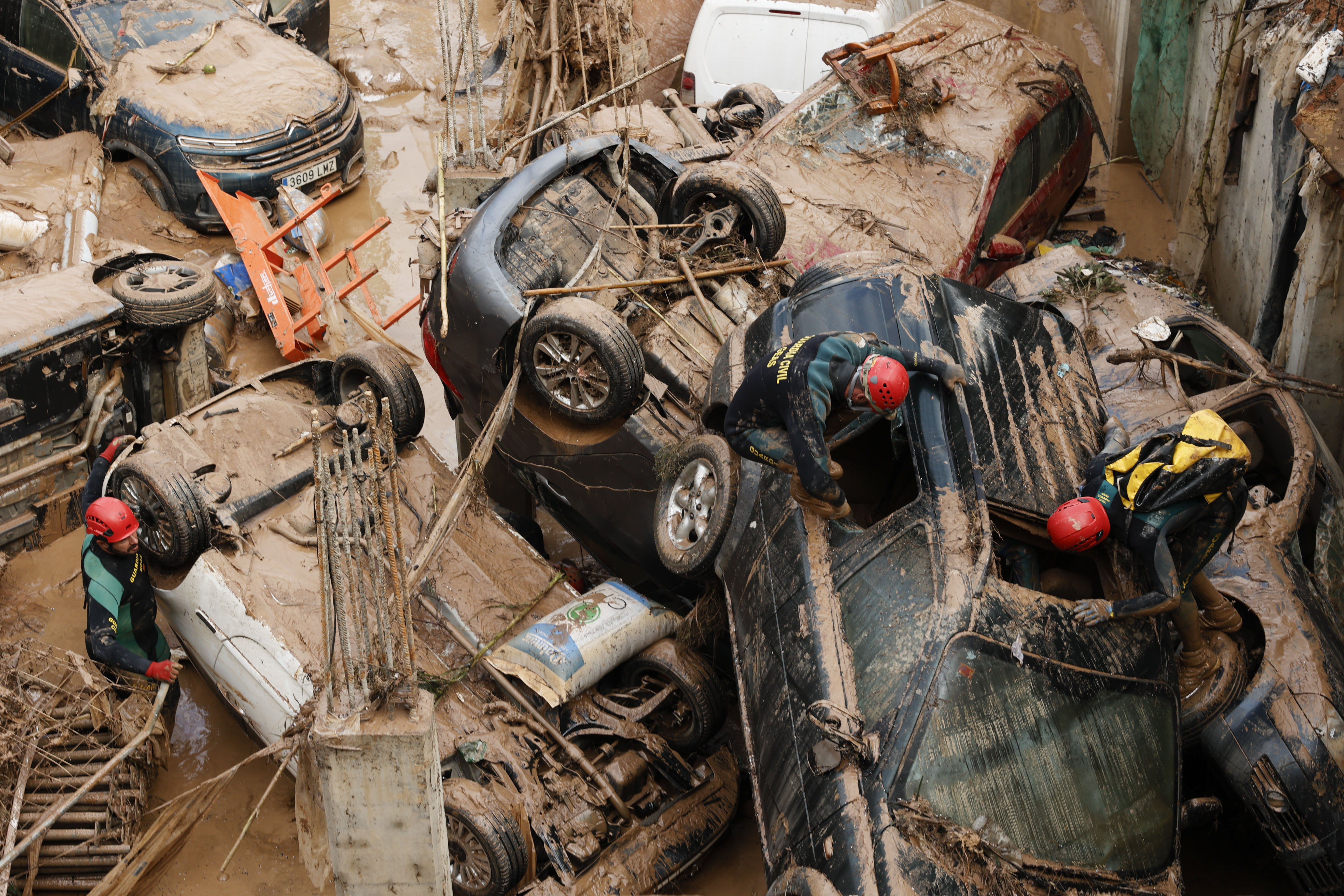 Expertos de la Guardia Civil buscan cuerpos sin vida entre los vehículos entre los cimientos de un edificio en construcción, en Paiporta, Valencia. Foto: EFE | Biel Aliño.