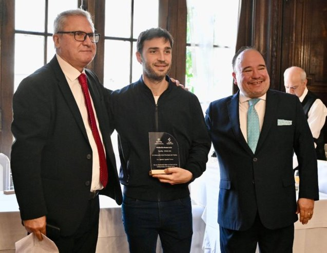 Ignacio Torres recibió el premio "Democracia", junto a Fernando Ramírez, presidente de APeRA, y Julio Estevez, presidente de UpsAfip.