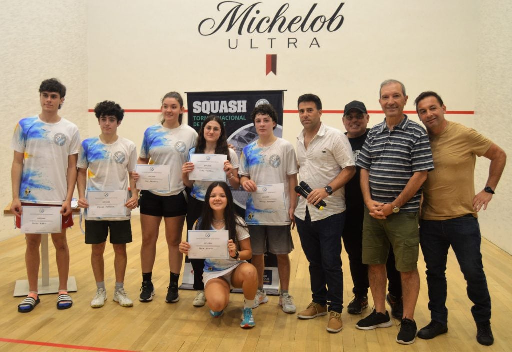 Los representantes en el Panamericano recibieron un reconocimiento de los dirigentes de la Asociación Marplatense.