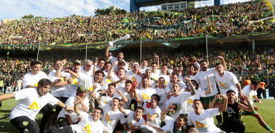 El festejo de todo el plantel, con la gente de fondo en Arroyito. Fotos: Mauricio Arduin / enviado especial LA CAPITAL