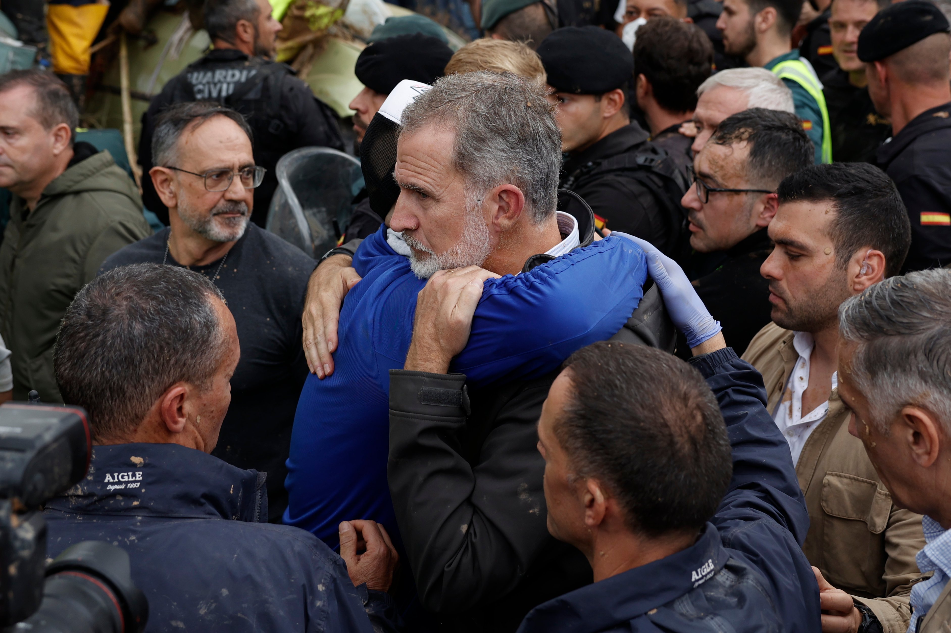 El rey Felipe consuela a un damnificado por la riada, durante su visita a Paiporta. Foto: EFE | Biel Aliño.