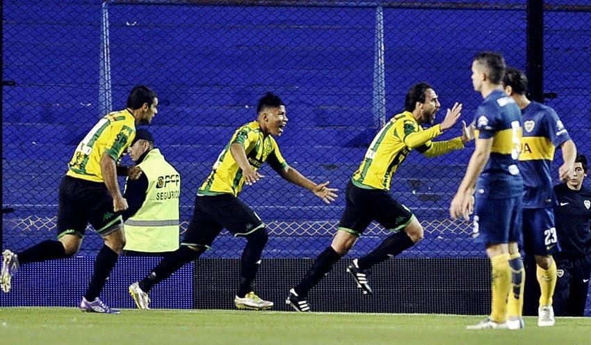 Matías Lequi festeja su gol perseguido por Roger Martínez y José Sand. Aldosivi goleó a Boca en La Bombonera.