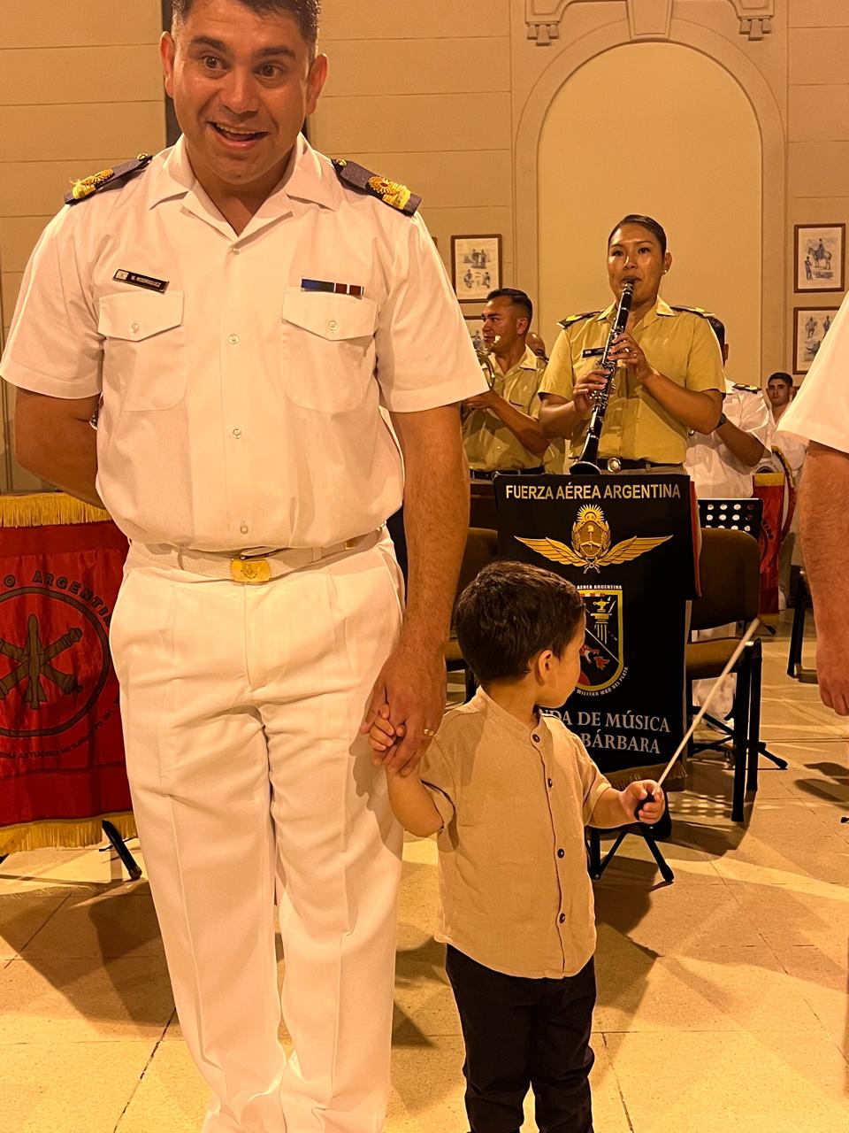 El pequeño Máximo no se perdió ningún detalle del concierto.