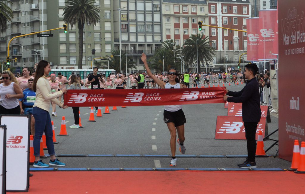 Brazo en alto para la marplatense Micaela Levaggi luego de su rotundo triunfo.