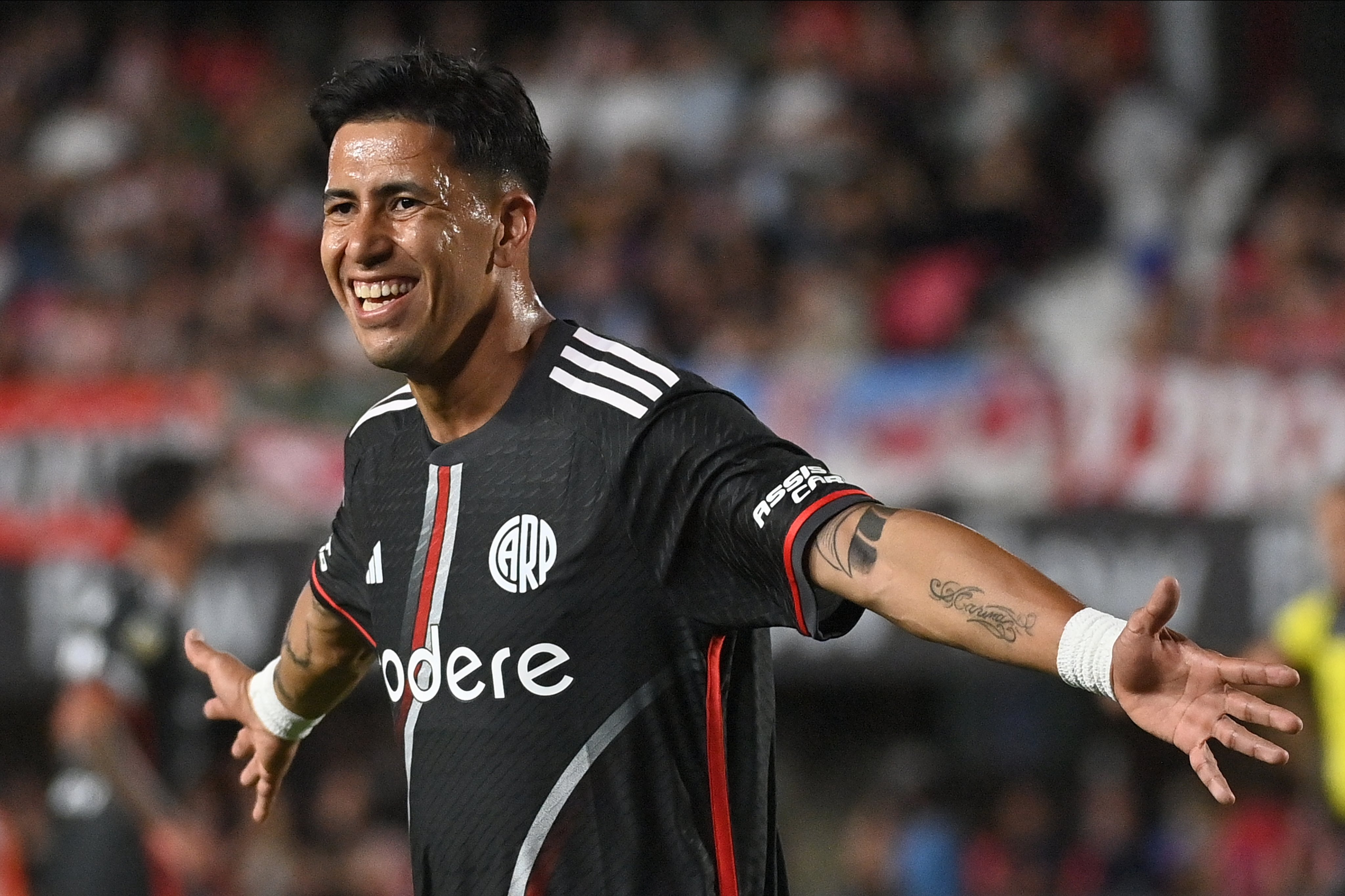 Maximiliano Meza celebra el segundo gol (golazo) de River.