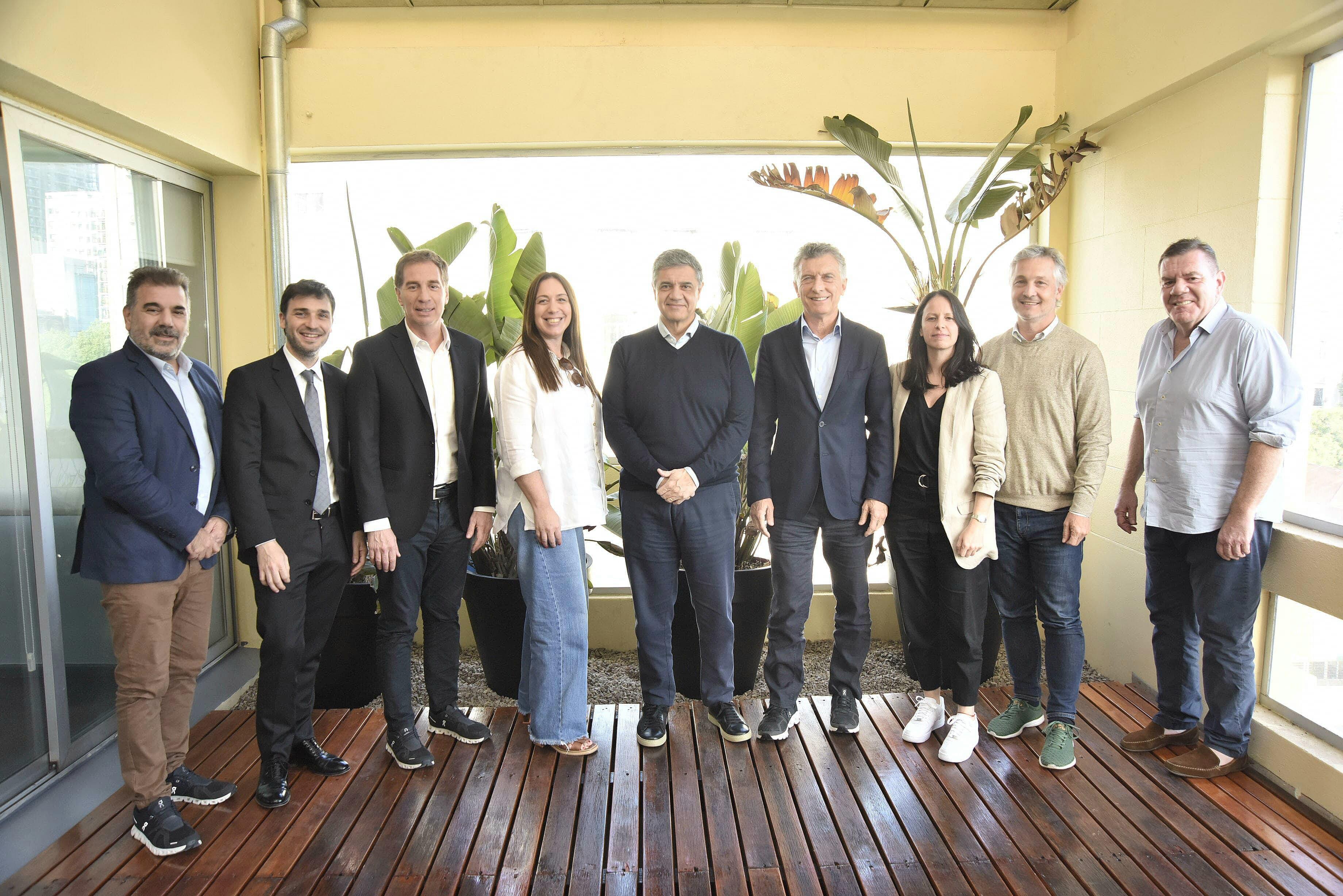 La foto de la mesa nacional del PRO con el intendente y Macri. 