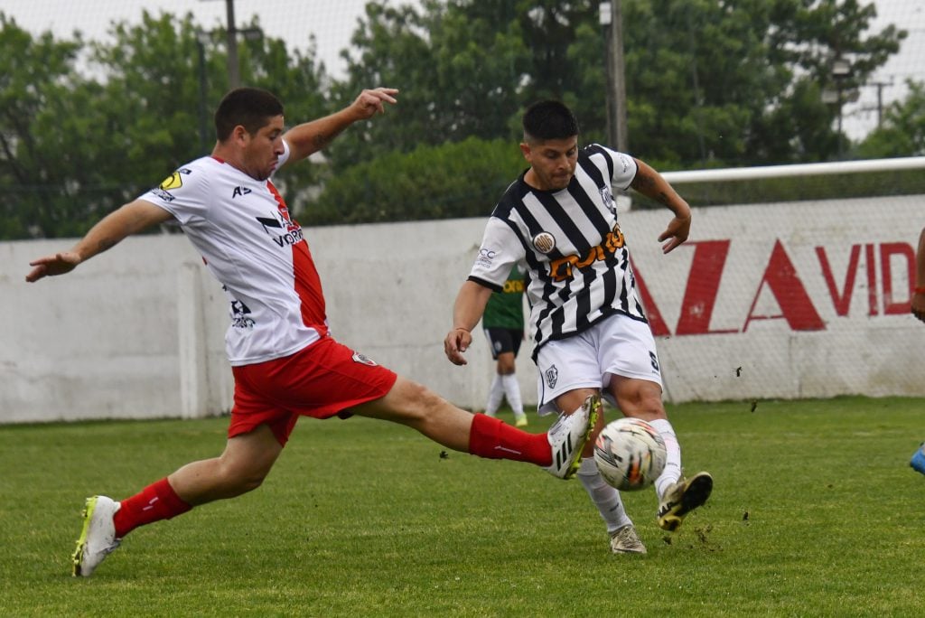 Sosa y Chávez, duelo de mediocampistas. Foto: Jazmín Belga