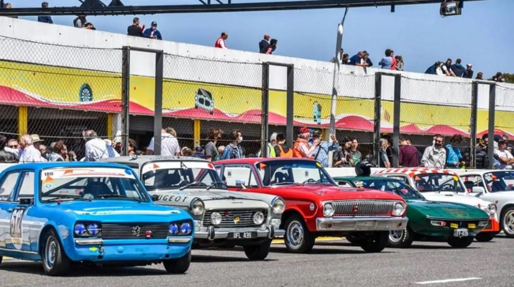 Foto: campeones.com.ar Imagen de los automóviles ubicados en la grilla de largada en el autódromo "Oscar y Juan Gálvez". 